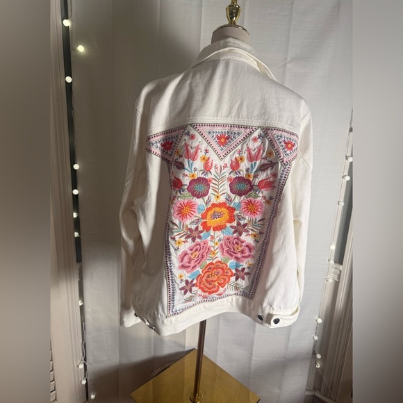 Savanna Jane White Denim Jacket – 2X – Colorful Floral Embroidered - Picture 11 of 11